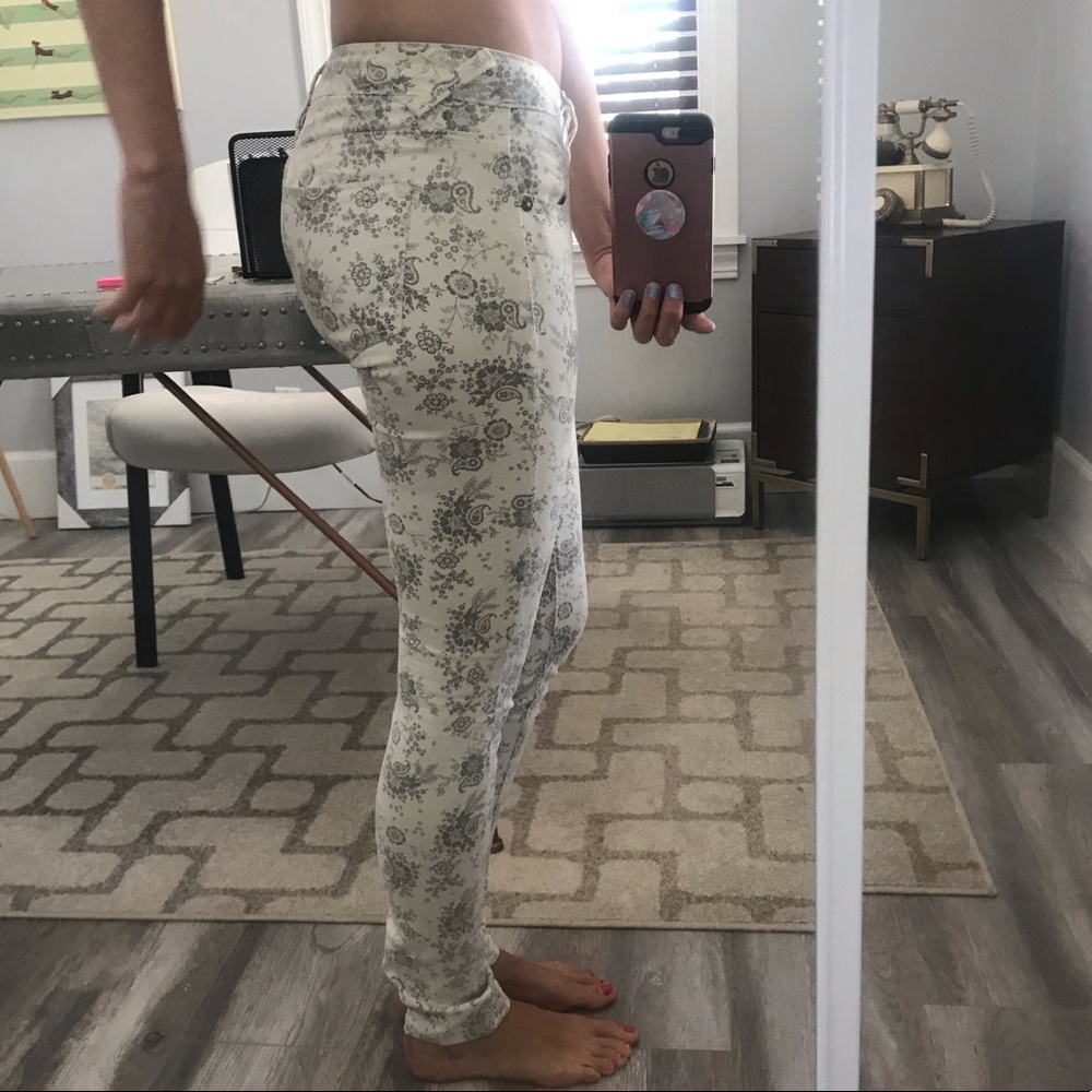 White patterned skinny pants